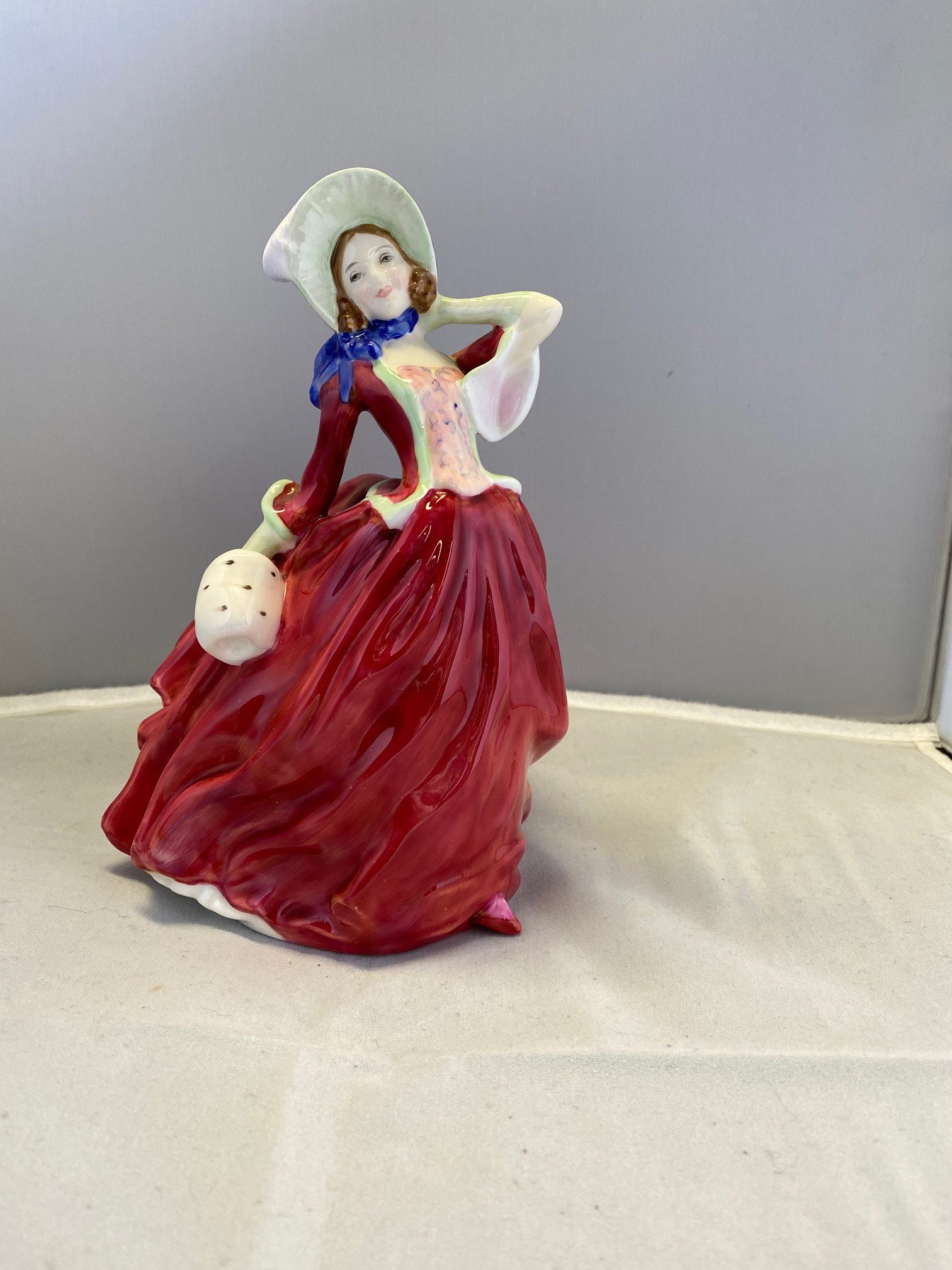 Royal Doulton Figurine Autumn breezes HN 1734